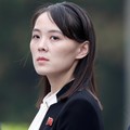 Kim Yo Jong, adik perempuan pemimpin Korea Utara Kim Jong Un, menghadiri upacara peletakan karangan bunga di Mausoleum Ho Chi Minh di Hanoi, Vietnam. (REUTERS/JORGE SILVA)