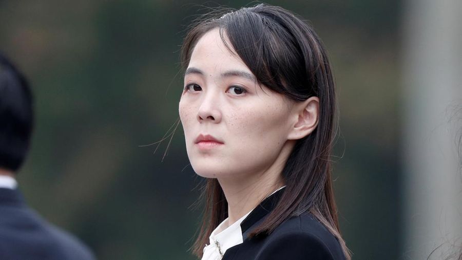 Kim Yo Jong, adik perempuan pemimpin Korea Utara Kim Jong Un, menghadiri upacara peletakan karangan bunga di Mausoleum Ho Chi Minh di Hanoi, Vietnam. (REUTERS/JORGE SILVA)