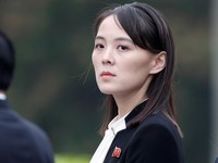 Kim Yo Jong, adik perempuan pemimpin Korea Utara Kim Jong Un, menghadiri upacara peletakan karangan bunga di Mausoleum Ho Chi Minh di Hanoi, Vietnam. (REUTERS/JORGE SILVA)