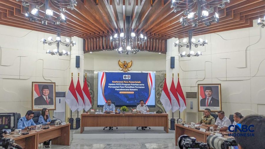 (Kiri-Kanan) Kepala Badan Komunikasi Pemerintah (BAKOM) Muhammad Qodari dan Menteri Dalam Negeri (Mendagri) Muhammad Tito Karnavian dalam Konferensi Pers di kantor Badan Komunikasi Pemerintah, Jakarta, Rabu (5/8/2026). (CNBC Indonesia/Emir Yanwardhan