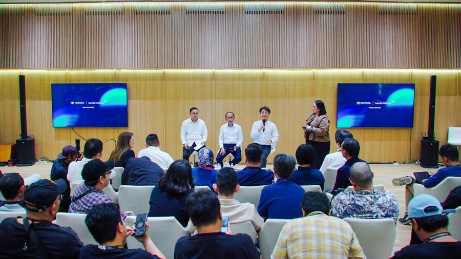 Marketing Director PT Toyota-Astra Motor (TAM), Bansar Maduma (tengah) dan Marketing Director PT Toyota-Astra Motor (TAM), Hiroyuki Oide (kanan) di GIIAS 2026. (Dok. PT Toyota-Astra Motor)