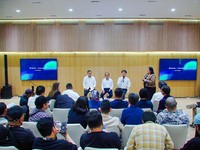 Marketing Director PT Toyota-Astra Motor (TAM), Bansar Maduma (tengah) dan Marketing Director PT Toyota-Astra Motor (TAM), Hiroyuki Oide (kanan) di GIIAS 2026. (Dok. PT Toyota-Astra Motor)