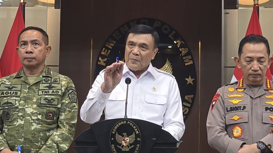 Menteri Koordinator Bidang Politik dan Keamanan Djamari Chaniago (tengah) memberikan keterangan pers di kantor Kemenko Polkam, Jakarta, Rabu (5/8/2026). (Tangkapan Layar Youtube/ Kemenko Polkam RI)