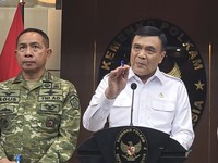 Menteri Koordinator Bidang Politik dan Keamanan Djamari Chaniago (tengah) memberikan keterangan pers di kantor Kemenko Polkam, Jakarta, Rabu (5/8/2026). (Tangkapan Layar Youtube/ Kemenko Polkam RI)