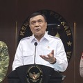 Menteri Koordinator Bidang Politik dan Keamanan Djamari Chaniago (tengah) memberikan keterangan pers di kantor Kemenko Polkam, Jakarta, Rabu (5/8/2026). (Tangkapan Layar Youtube/ Kemenko Polkam RI)