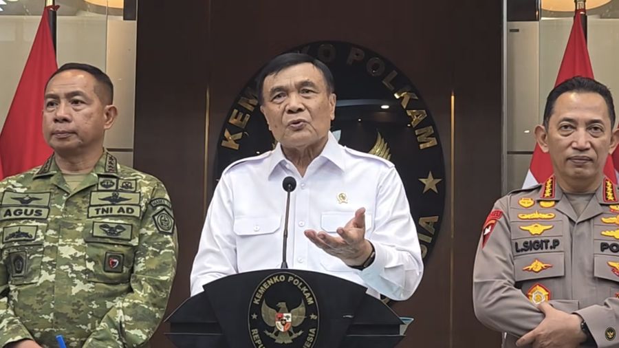 Menteri Koordinator Bidang Politik dan Keamanan Djamari Chaniago (tengah) memberikan keterangan pers di kantor Kemenko Polkam, Jakarta, Rabu (5/8/2026). (Tangkapan Layar Youtube/ Kemenko Polkam RI)