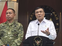 Menteri Koordinator Bidang Politik dan Keamanan Djamari Chaniago (tengah) memberikan keterangan pers di kantor Kemenko Polkam, Jakarta, Rabu (5/8/2026). (Tangkapan Layar Youtube/ Kemenko Polkam RI)