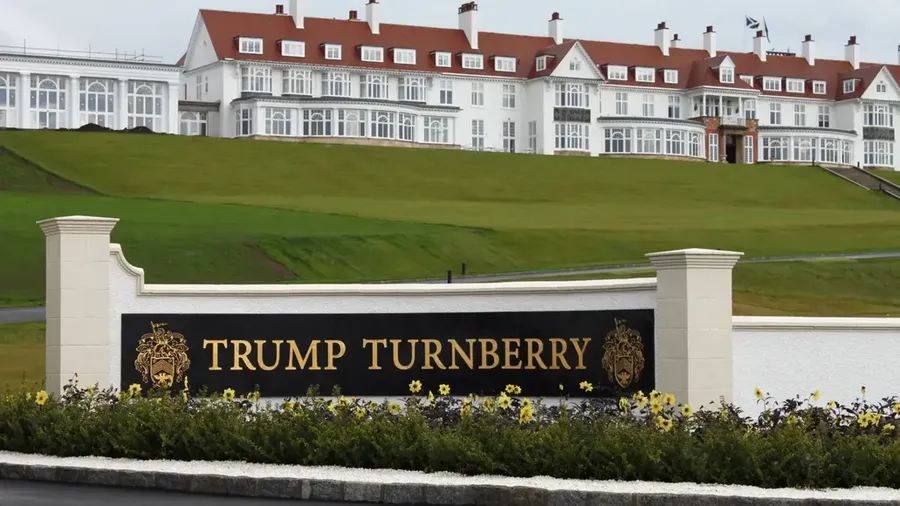 Pemandangan eksterior hotel di Golf Resort Trump Turnberry milik Donald Trump di Skotlandia, Inggris, 13 Juni 2016. (Reuters/Tom Birgin)