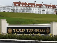 Pemandangan eksterior hotel di Golf Resort Trump Turnberry milik Donald Trump di Skotlandia, Inggris, 13 Juni 2016. (Reuters/Tom Birgin)