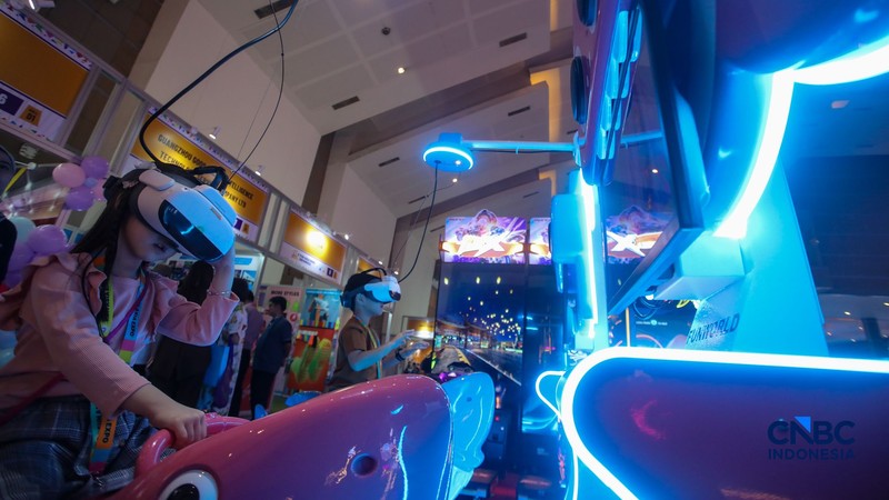 Pengunjung mencoba wahana permainan dalam pameran Fun Asia Expo Indonesia 2026 di JIExpo Kemayoran, Jakarta, Rabu (5/8/2026). (CNBC Indonesia/Faisal Rahman)