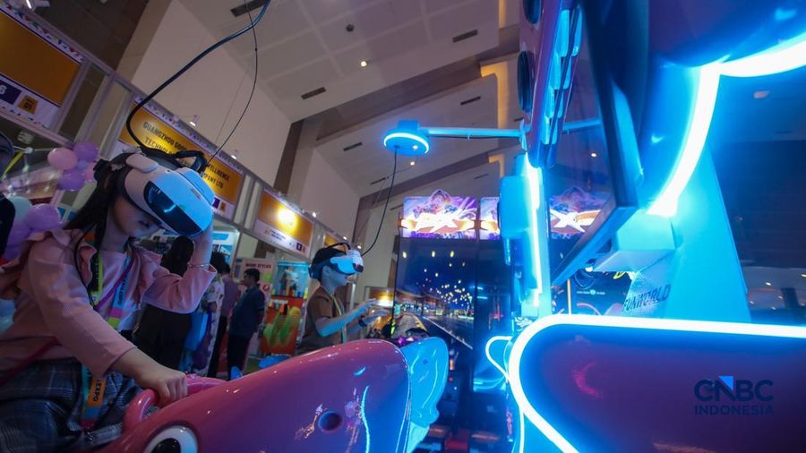 Pengunjung mencoba wahana permainan dalam pameran Fun Asia Expo Indonesia 2026 di JIExpo Kemayoran, Jakarta, Rabu (5/8/2026). (CNBC Indonesia/Faisal Rahman)