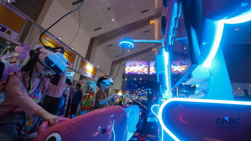 Pengunjung mencoba wahana permainan dalam pameran Fun Asia Expo Indonesia 2026 di JIExpo Kemayoran, Jakarta, Rabu (5/8/2026). (CNBC Indonesia/Faisal Rahman)