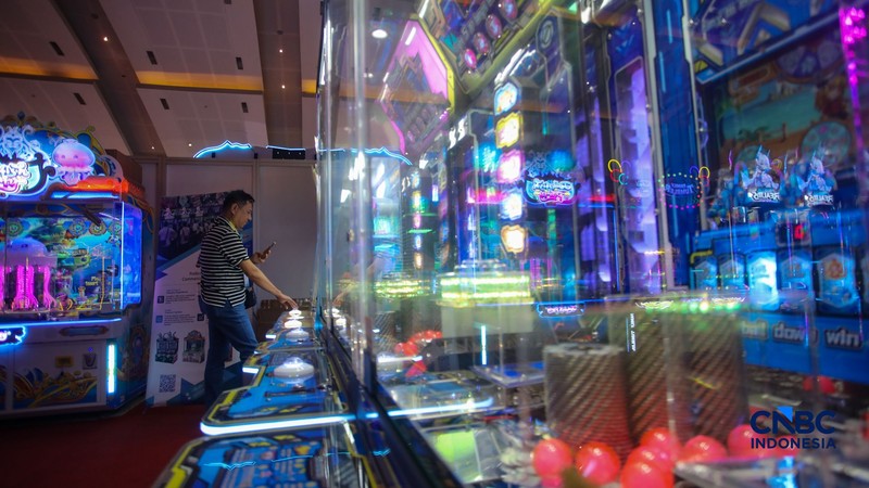 Pengunjung mencoba wahana permainan dalam pameran Fun Asia Expo Indonesia 2026 di JIExpo Kemayoran, Jakarta, Rabu (5/8/2026). (CNBC Indonesia/Faisal Rahman)