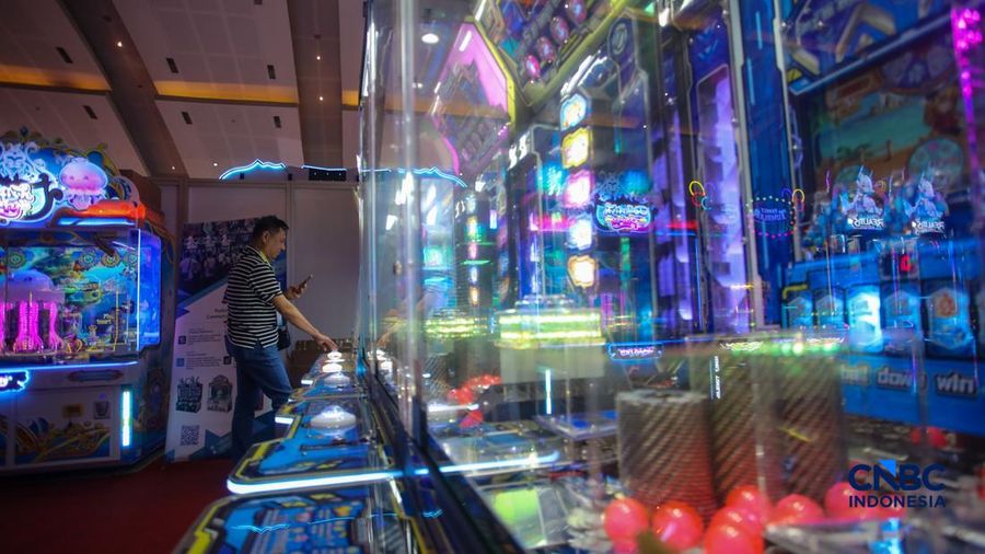 Pengunjung mencoba wahana permainan dalam pameran Fun Asia Expo Indonesia 2026 di JIExpo Kemayoran, Jakarta, Rabu (5/8/2026). (CNBC Indonesia/Faisal Rahman)