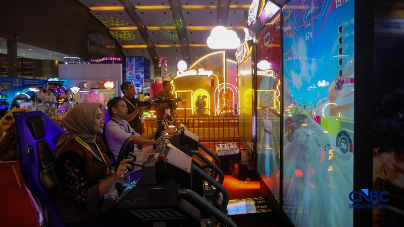 Pengunjung mencoba wahana permainan dalam pameran Fun Asia Expo Indonesia 2026 di JIExpo Kemayoran, Jakarta, Rabu (5/8/2026). (CNBC Indonesia/Faisal Rahman)