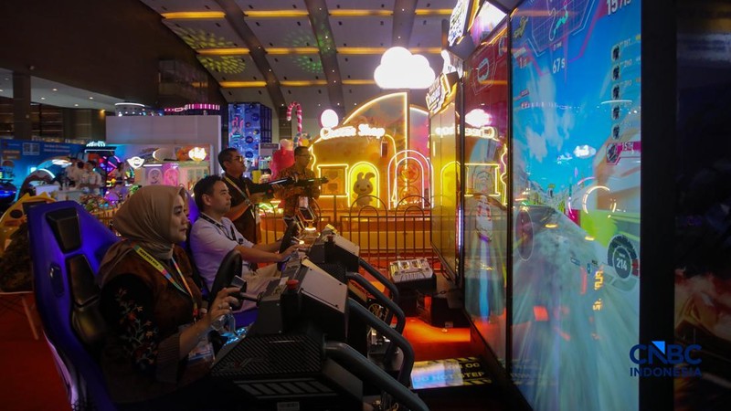 Pengunjung mencoba wahana permainan dalam pameran Fun Asia Expo Indonesia 2026 di JIExpo Kemayoran, Jakarta, Rabu (5/8/2026). (CNBC Indonesia/Faisal Rahman)