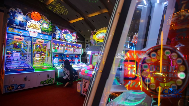 Pengunjung mencoba wahana permainan dalam pameran Fun Asia Expo Indonesia 2026 di JIExpo Kemayoran, Jakarta, Rabu (5/8/2026). (CNBC Indonesia/Faisal Rahman)