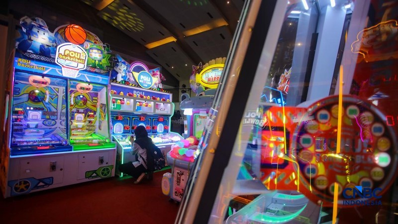 Pengunjung mencoba wahana permainan dalam pameran Fun Asia Expo Indonesia 2026 di JIExpo Kemayoran, Jakarta, Rabu (5/8/2026). (CNBC Indonesia/Faisal Rahman)