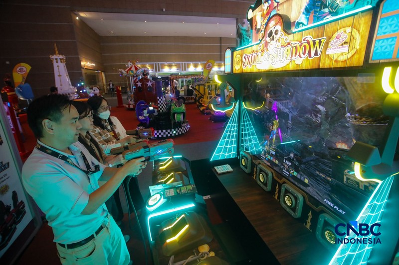 Pengunjung mencoba wahana permainan dalam pameran Fun Asia Expo Indonesia 2026 di JIExpo Kemayoran, Jakarta, Rabu (5/8/2026). (CNBC Indonesia/Faisal Rahman)
