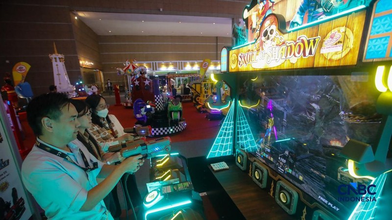 Pengunjung mencoba wahana permainan dalam pameran Fun Asia Expo Indonesia 2026 di JIExpo Kemayoran, Jakarta, Rabu (5/8/2026). (CNBC Indonesia/Faisal Rahman)