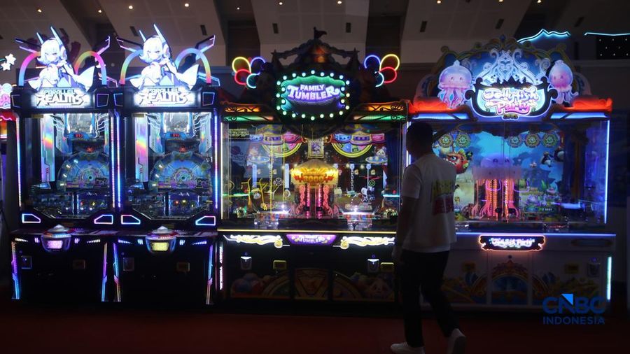 Pengunjung mencoba wahana permainan dalam pameran Fun Asia Expo Indonesia 2026 di JIExpo Kemayoran, Jakarta, Rabu (5/8/2026). (CNBC Indonesia/Faisal Rahman)