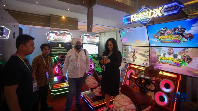 Pengunjung mencoba wahana permainan dalam pameran Fun Asia Expo Indonesia 2026 di JIExpo Kemayoran, Jakarta, Rabu (5/8/2026). (CNBC Indonesia/Faisal Rahman)