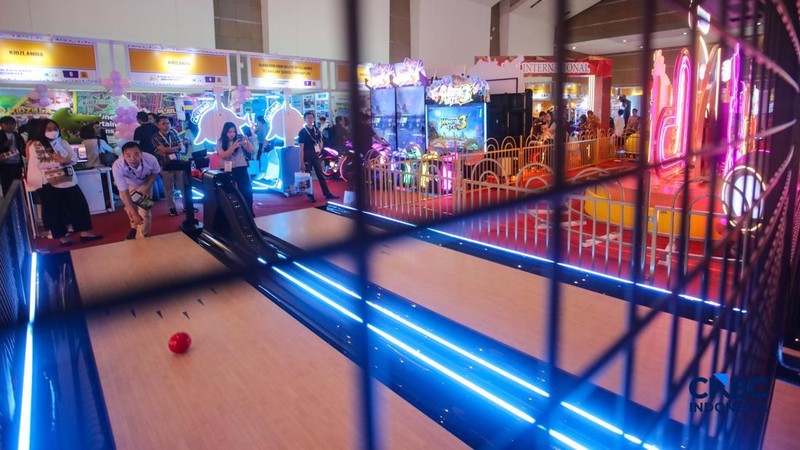 Pengunjung mencoba wahana permainan dalam pameran Fun Asia Expo Indonesia 2026 di JIExpo Kemayoran, Jakarta, Rabu (5/8/2026). (CNBC Indonesia/Faisal Rahman)