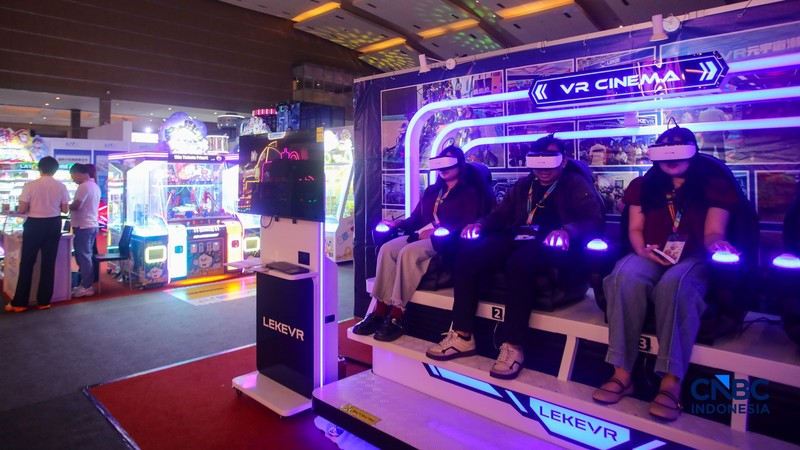 Pengunjung mencoba wahana permainan dalam pameran Fun Asia Expo Indonesia 2026 di JIExpo Kemayoran, Jakarta, Rabu (5/8/2026). (CNBC Indonesia/Faisal Rahman)