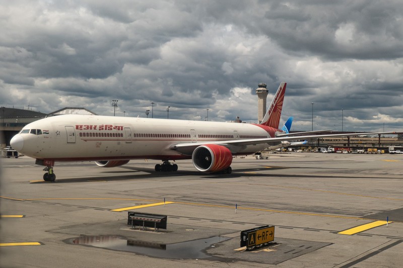 Beberapa penumpang dan awak kabin Air India mengalami cedera setelah pesawat yang melayani rute Phuket, Thailand, menuju Delhi, India, mengalami turbulensi singkat saat penerbangan pada Selasa (4/8/2026). (Tangkapan Layar Video Reuters/ANI)