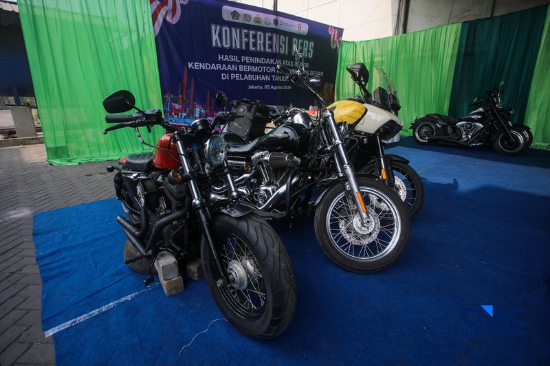 Petugas Bea Cukai memeriksa barang impor kendaraan bermotor ilegal saat konferensi pers Hasil Penindakan Atas Impor Kendaraan Bermotor Berkapasitas Besar di Pelabuhan Tanjung Priok, Jakarta Rabu (5/8/2026). (CNBC Indonesia/Faisal Rahman)