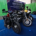 Petugas Bea Cukai memeriksa barang impor kendaraan bermotor ilegal saat konferensi pers Hasil Penindakan Atas Impor Kendaraan Bermotor Berkapasitas Besar di Pelabuhan Tanjung Priok, Jakarta Rabu (5/8/2026). (CNBC Indonesia/Faisal Rahman)
