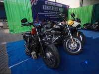 Petugas Bea Cukai memeriksa barang impor kendaraan bermotor ilegal saat konferensi pers Hasil Penindakan Atas Impor Kendaraan Bermotor Berkapasitas Besar di Pelabuhan Tanjung Priok, Jakarta Rabu (5/8/2026). (CNBC Indonesia/Faisal Rahman)