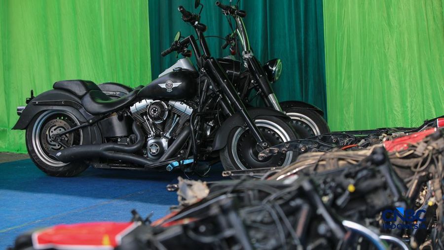 Petugas Bea Cukai memeriksa barang impor kendaraan bermotor ilegal saat konferensi pers Hasil Penindakan Atas Impor Kendaraan Bermotor Berkapasitas Besar di Pelabuhan Tanjung Priok, Jakarta Rabu (5/8/2026).