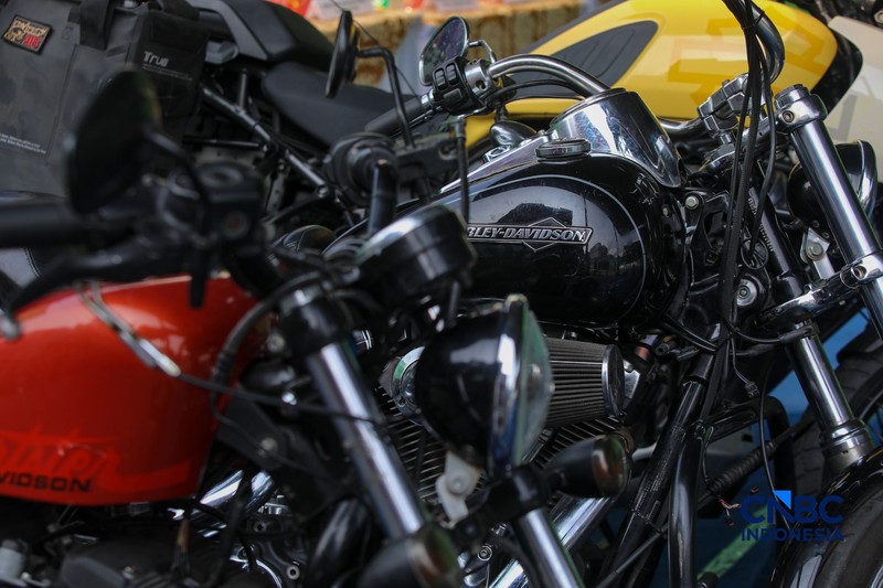 Petugas Bea Cukai memeriksa barang impor kendaraan bermotor ilegal saat konferensi pers Hasil Penindakan Atas Impor Kendaraan Bermotor Berkapasitas Besar di Pelabuhan Tanjung Priok, Jakarta Rabu (5/8/2026). (CNBC Indonesia/Faisal Rahman)