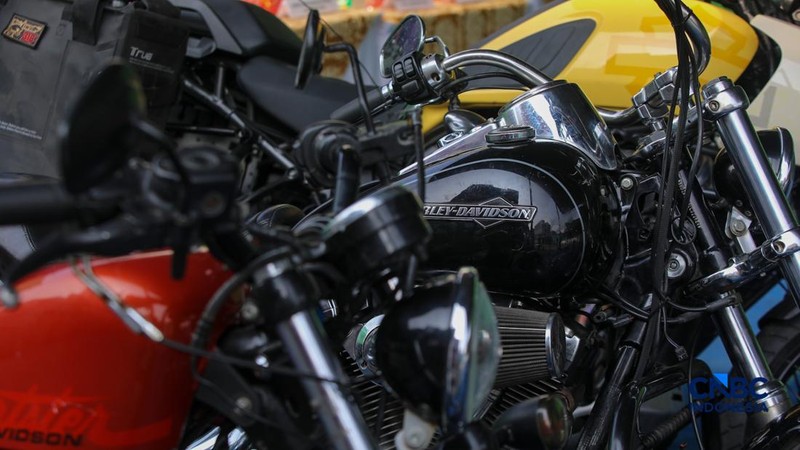 Petugas Bea Cukai memeriksa barang impor kendaraan bermotor ilegal saat konferensi pers Hasil Penindakan Atas Impor Kendaraan Bermotor Berkapasitas Besar di Pelabuhan Tanjung Priok, Jakarta Rabu (5/8/2026).