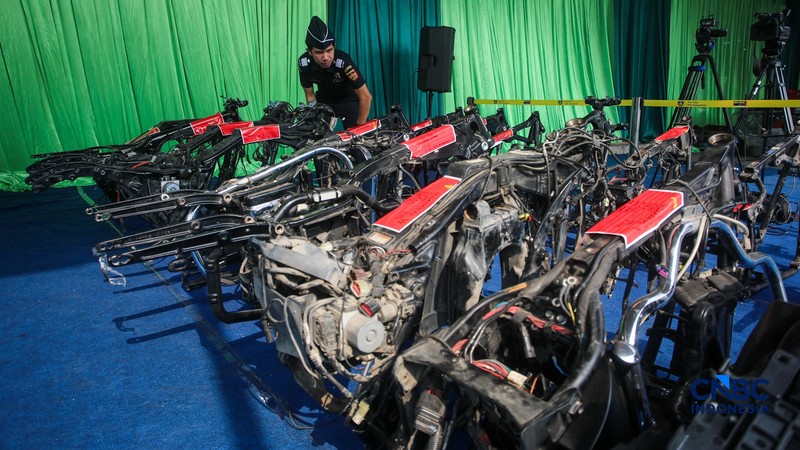 Petugas Bea Cukai memeriksa barang impor kendaraan bermotor ilegal saat konferensi pers Hasil Penindakan Atas Impor Kendaraan Bermotor Berkapasitas Besar di Pelabuhan Tanjung Priok, Jakarta Rabu (5/8/2026). (CNBC Indonesia/Faisal Rahman)