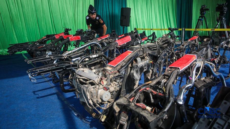 Petugas Bea Cukai memeriksa barang impor kendaraan bermotor ilegal saat konferensi pers Hasil Penindakan Atas Impor Kendaraan Bermotor Berkapasitas Besar di Pelabuhan Tanjung Priok, Jakarta Rabu (5/8/2026). (CNBC Indonesia/Faisal Rahman)