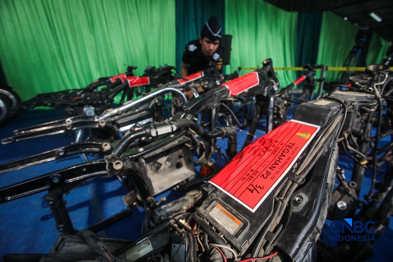 Petugas Bea Cukai memeriksa barang impor kendaraan bermotor ilegal saat konferensi pers Hasil Penindakan Atas Impor Kendaraan Bermotor Berkapasitas Besar di Pelabuhan Tanjung Priok, Jakarta Rabu (5/8/2026). (CNBC Indonesia/Faisal Rahman)