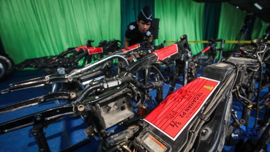 Petugas Bea Cukai memeriksa barang impor kendaraan bermotor ilegal saat konferensi pers Hasil Penindakan Atas Impor Kendaraan Bermotor Berkapasitas Besar di Pelabuhan Tanjung Priok, Jakarta Rabu (5/8/2026).