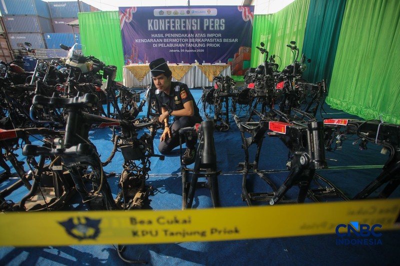 Petugas Bea Cukai memeriksa barang impor kendaraan bermotor ilegal saat konferensi pers Hasil Penindakan Atas Impor Kendaraan Bermotor Berkapasitas Besar di Pelabuhan Tanjung Priok, Jakarta Rabu (5/8/2026). (CNBC Indonesia/Faisal Rahman)