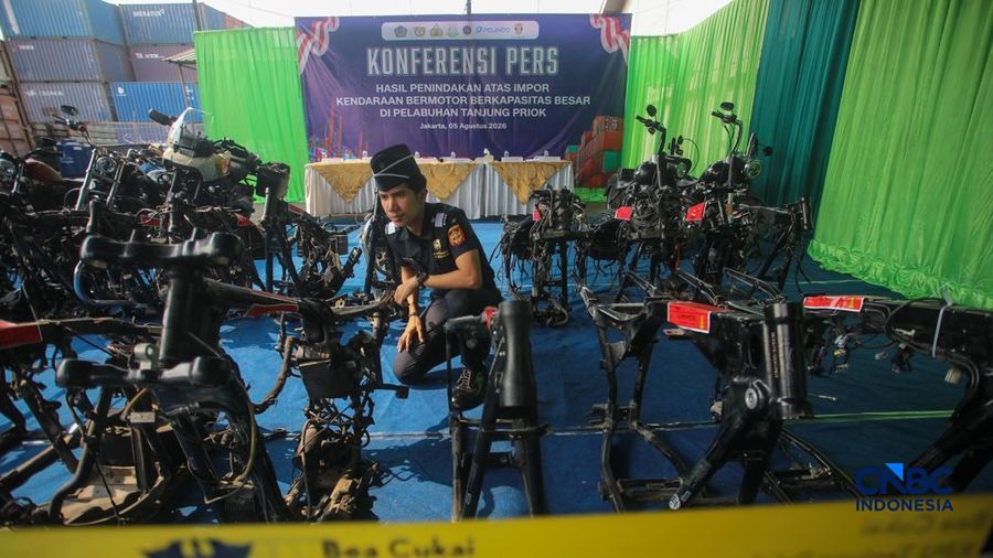 Petugas Bea Cukai memeriksa barang impor kendaraan bermotor ilegal saat konferensi pers Hasil Penindakan Atas Impor Kendaraan Bermotor Berkapasitas Besar di Pelabuhan Tanjung Priok, Jakarta Rabu (5/8/2026).