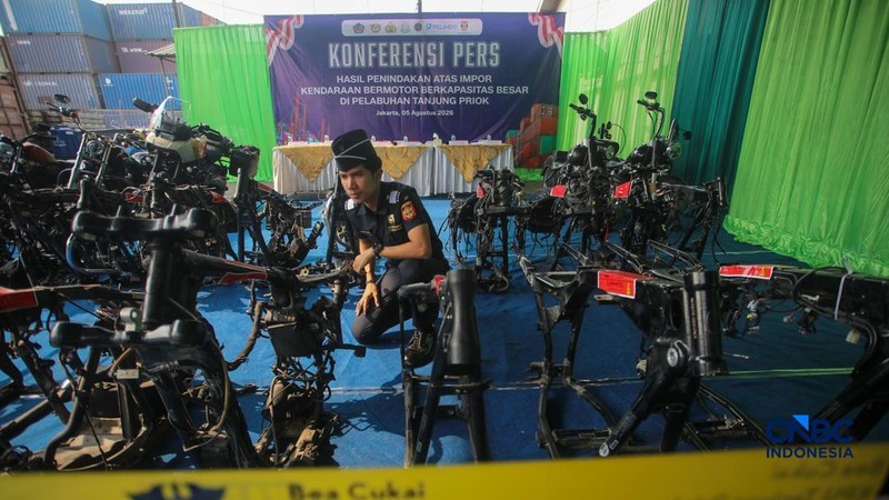 Petugas Bea Cukai memeriksa barang impor kendaraan bermotor ilegal saat konferensi pers Hasil Penindakan Atas Impor Kendaraan Bermotor Berkapasitas Besar di Pelabuhan Tanjung Priok, Jakarta Rabu (5/8/2026).