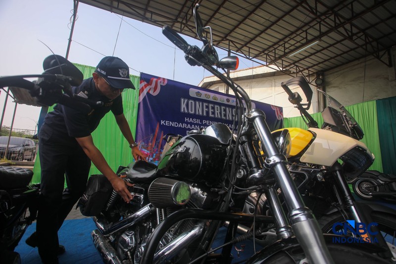 Petugas Bea Cukai memeriksa barang impor kendaraan bermotor ilegal saat konferensi pers Hasil Penindakan Atas Impor Kendaraan Bermotor Berkapasitas Besar di Pelabuhan Tanjung Priok, Jakarta Rabu (5/8/2026). (CNBC Indonesia/Faisal Rahman)