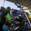Petugas Bea Cukai memeriksa barang impor kendaraan bermotor ilegal saat konferensi pers Hasil Penindakan Atas Impor Kendaraan Bermotor Berkapasitas Besar di Pelabuhan Tanjung Priok, Jakarta Rabu (5/8/2026). (CNBC Indonesia/Faisal Rahman)