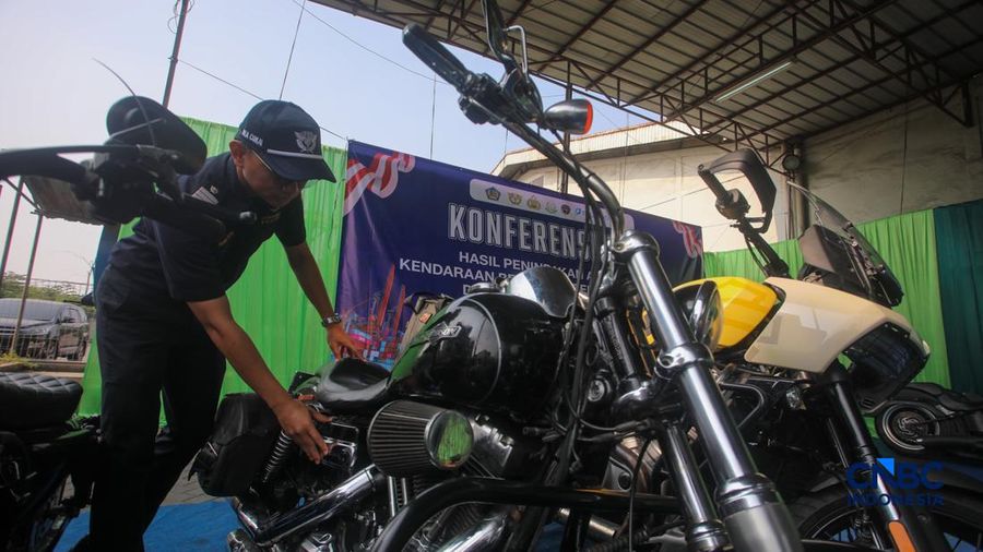 Petugas Bea Cukai memeriksa barang impor kendaraan bermotor ilegal saat konferensi pers Hasil Penindakan Atas Impor Kendaraan Bermotor Berkapasitas Besar di Pelabuhan Tanjung Priok, Jakarta Rabu (5/8/2026). (CNBC Indonesia/Faisal Rahman)