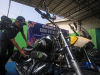 Petugas Bea Cukai memeriksa barang impor kendaraan bermotor ilegal saat konferensi pers Hasil Penindakan Atas Impor Kendaraan Bermotor Berkapasitas Besar di Pelabuhan Tanjung Priok, Jakarta Rabu (5/8/2026). (CNBC Indonesia/Faisal Rahman)