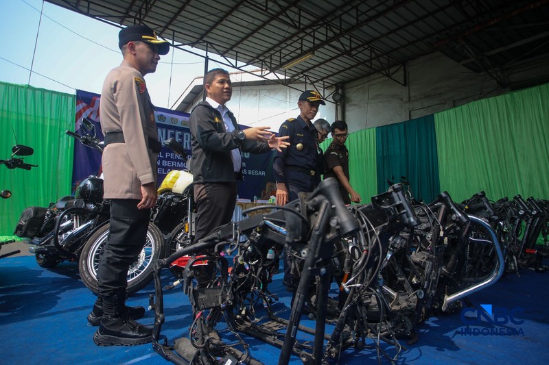 Petugas Bea Cukai memeriksa barang impor kendaraan bermotor ilegal saat konferensi pers Hasil Penindakan Atas Impor Kendaraan Bermotor Berkapasitas Besar di Pelabuhan Tanjung Priok, Jakarta Rabu (5/8/2026). (CNBC Indonesia/Faisal Rahman)
