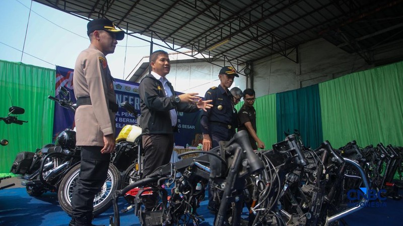 Petugas Bea Cukai memeriksa barang impor kendaraan bermotor ilegal saat konferensi pers Hasil Penindakan Atas Impor Kendaraan Bermotor Berkapasitas Besar di Pelabuhan Tanjung Priok, Jakarta Rabu (5/8/2026).