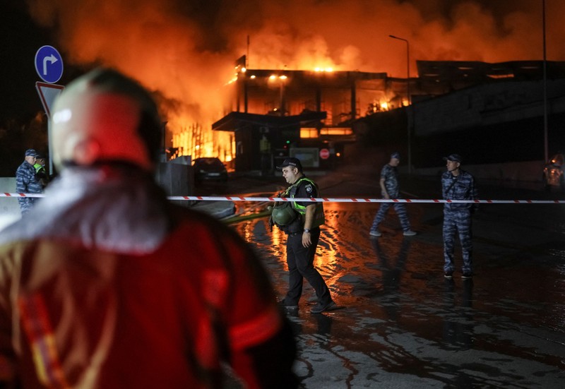Asap membubung di atas wilayah Kyiv saat serangan rudal Rusia menghantam ibu kota Ukraina dalam gelombang serangan terbaru, Rabu (5/8/2026). (REUTERS/Vladyslav Sodel)