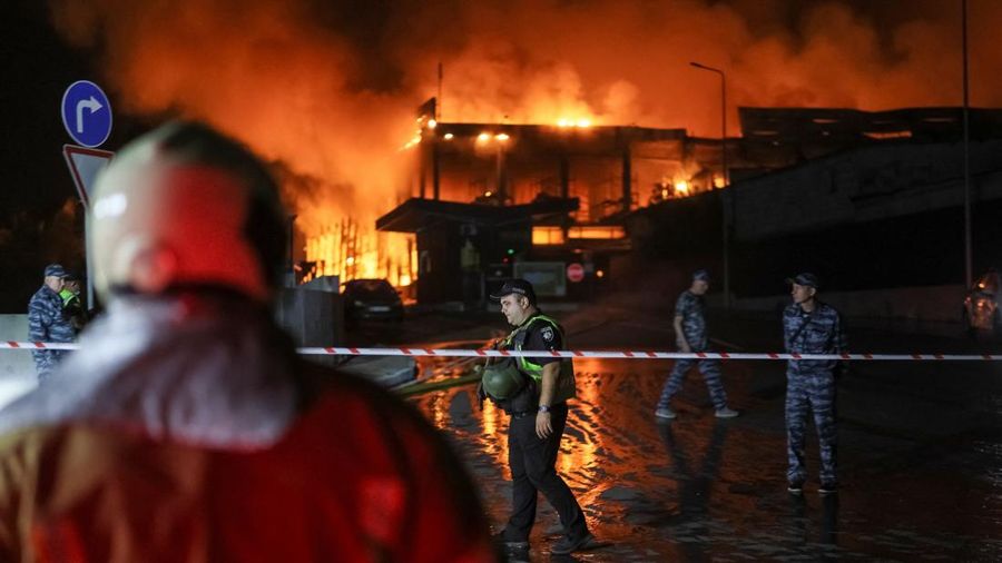 Petugas kepolisian dan petugas keamanan berada di lokasi gudang supermarket yang terkena serangan rudal Rusia di tengah serangan Rusia terhadap Ukraina, di Kyiv, Ukraina, 5 Agustus 2026.